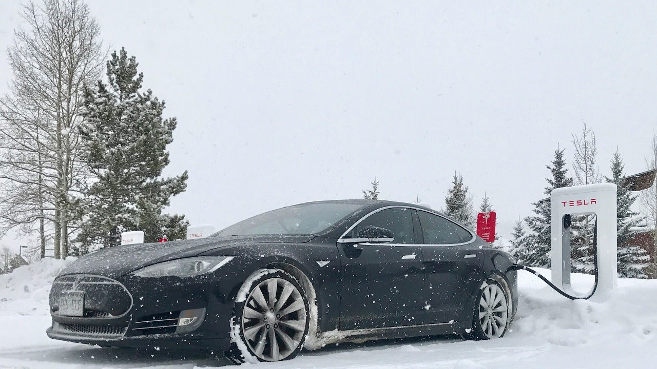 How does the Tesla Model Y handle in HEAVY SNOW? 