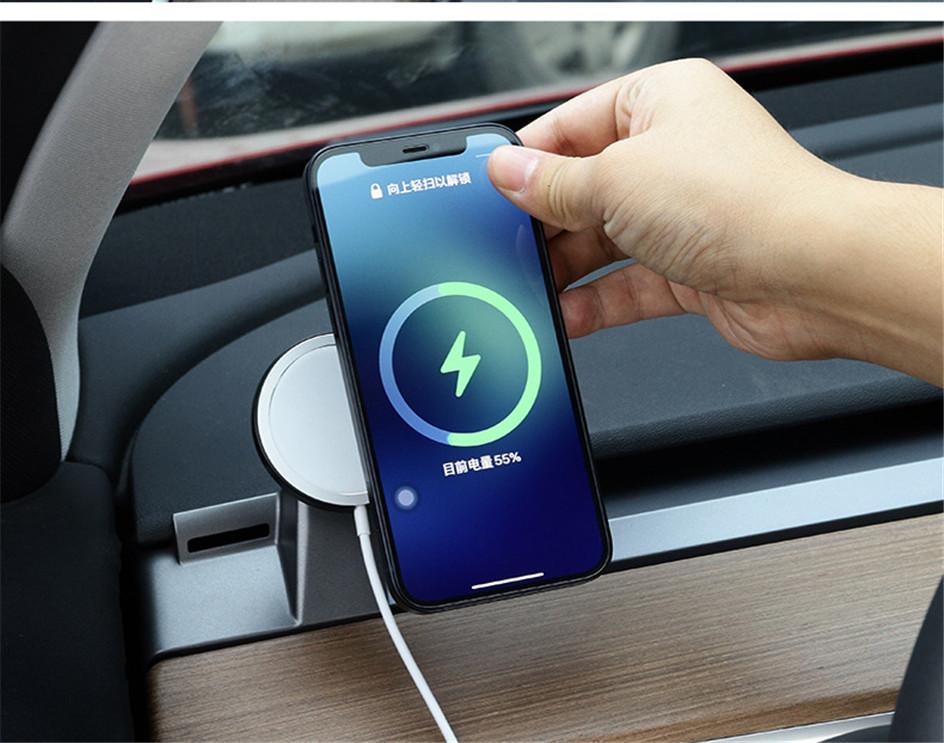 Klappbare Handyhalterung mit MagSafe für Tesla Model 3/Y (2017–2023).